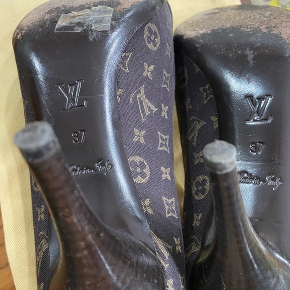 AUTHENTIC Louis Vuitton Monogram Mini Lin Women
Canvas Pumps with gold buckle. - Picture 4 of 8